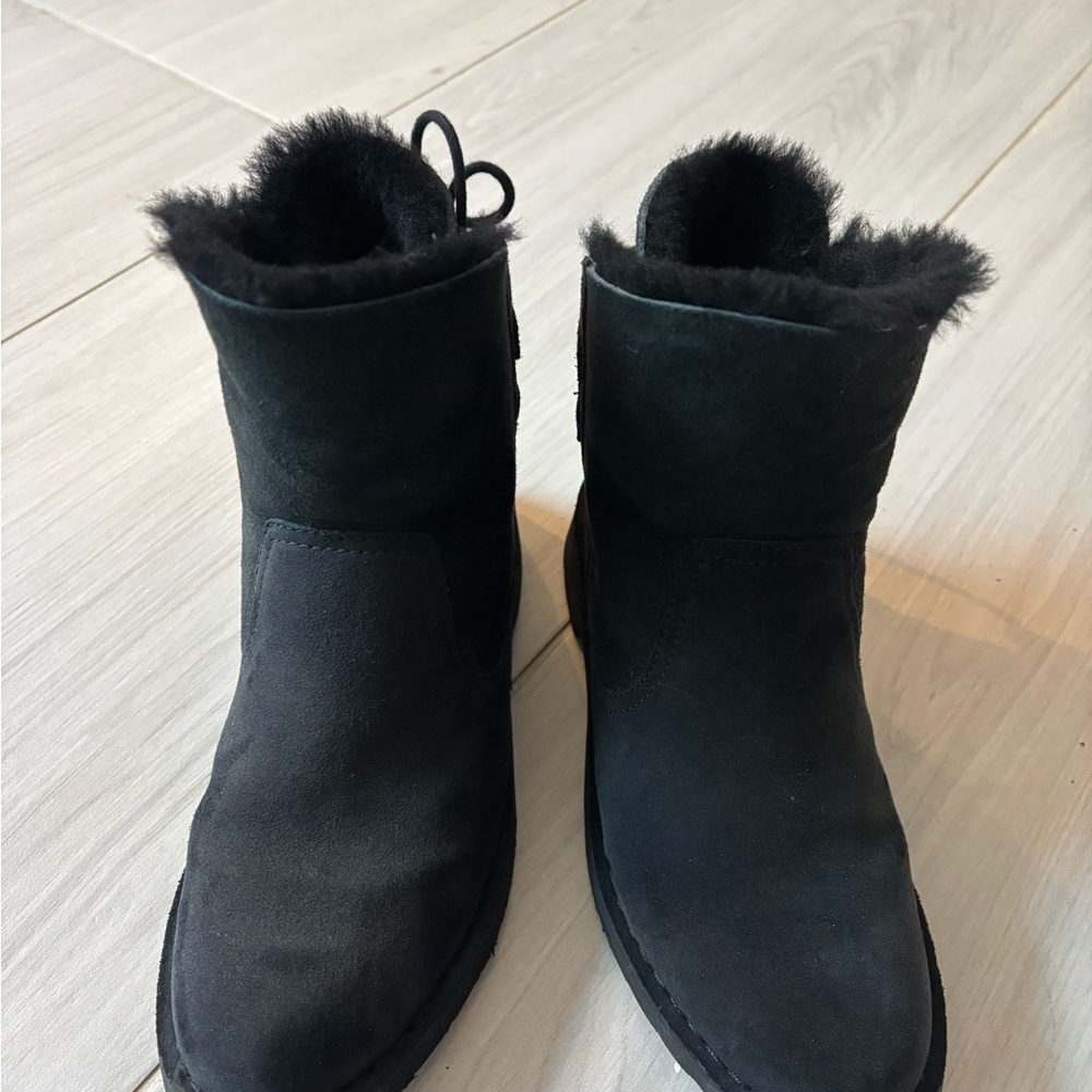 UGG Naiyah Boots Sheepskin Leather Booties Black Size6.5 
Excellent condition,